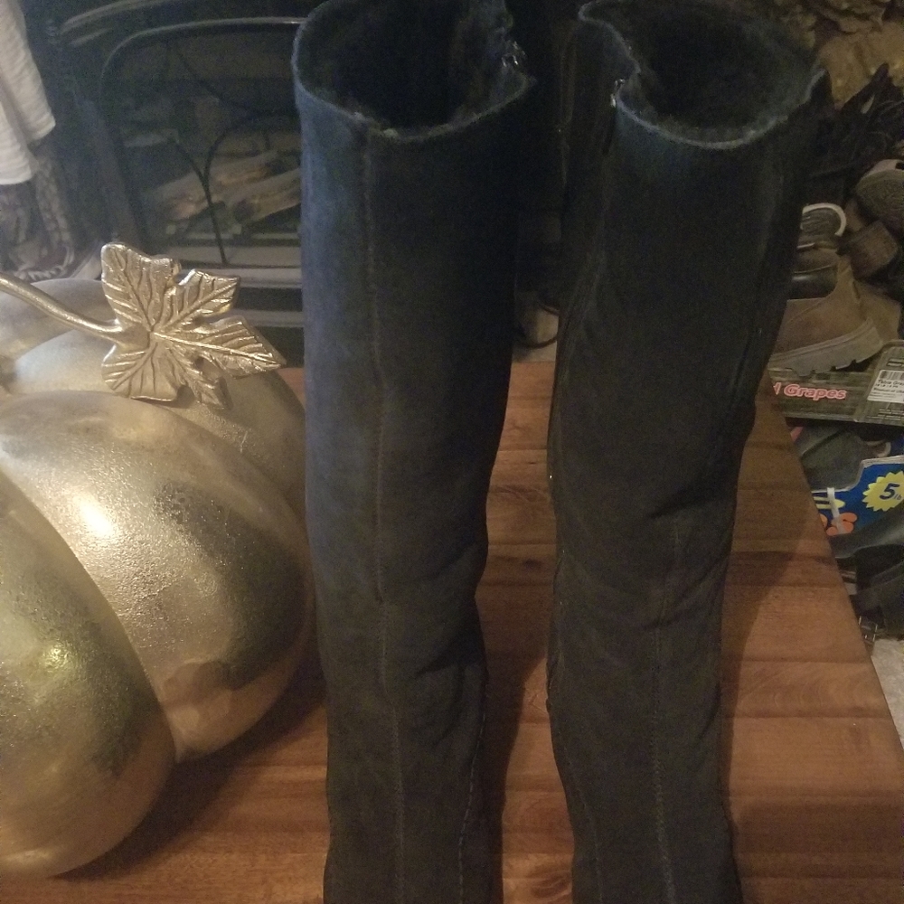 Black wedge Bear Paw boots